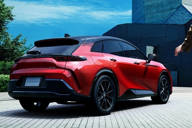 【モデル入り素材】SPORT RS(2.5Lプラグインハイブリッド車)