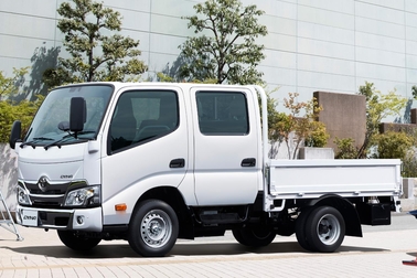 写真はダブルキャブ・2WD・ジャストロー・木製デッキ・1.0トン積・2.0Lガソリン車