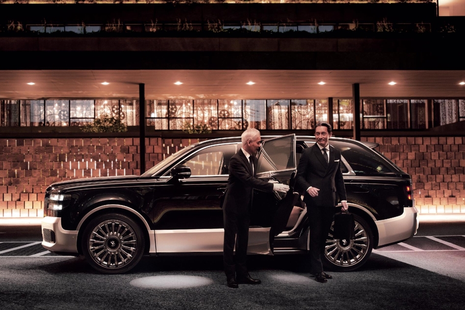 【モデル入り素材】降車イメージ　ボディカラーは麟鳳（りんぽう）ブラック〈212〉×シルバー〈1L3〉［M31］